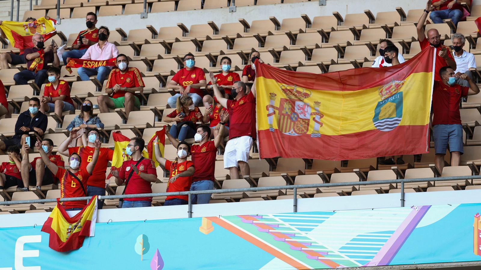 Un grupo de aficionados españoles en la grada de La Cartuja.