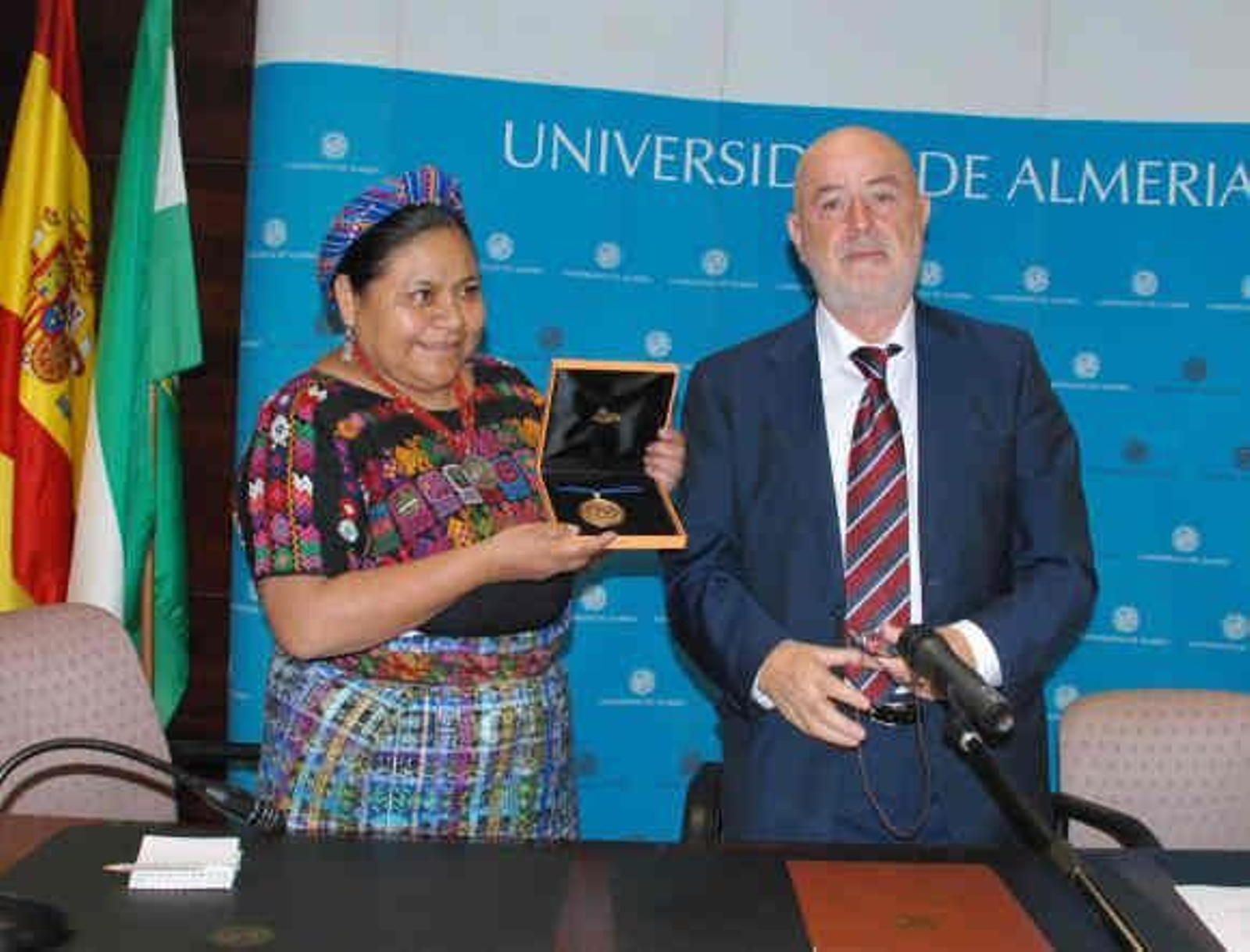 Rigoberta Menchú dedica la Medalla de Oro de la UAL "a todos los que lucharon por tener una Universidad"