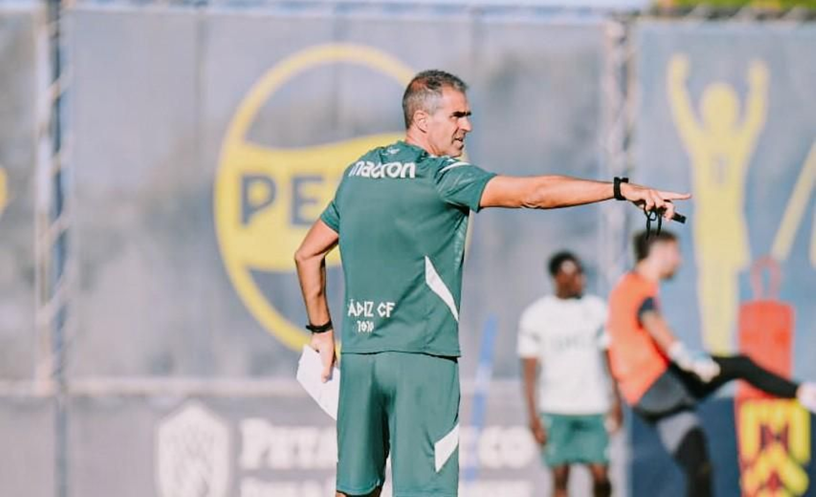 Garitano da instrucciones en un entrenamiento del Cádiz.
