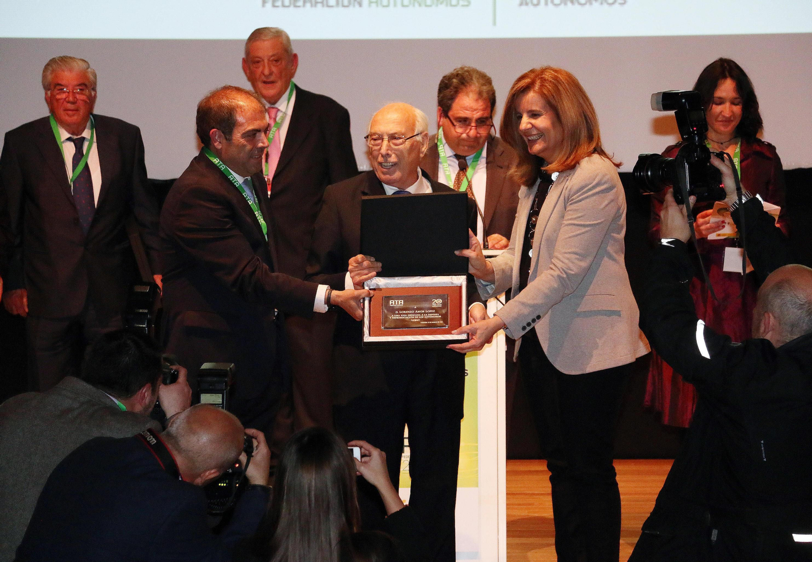 Amor, durante su nombramiento como presidente de honor, con la ministra Báñez y su hijo Lorenzo Amor.
