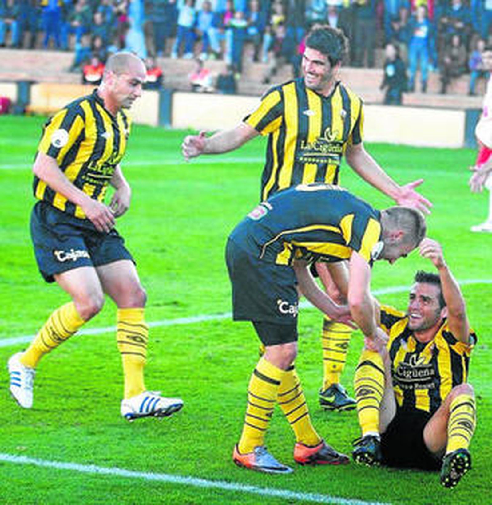 El lepero Cheli es felicitado por varios compañeros tras la consecución de un gol en el Municipal.