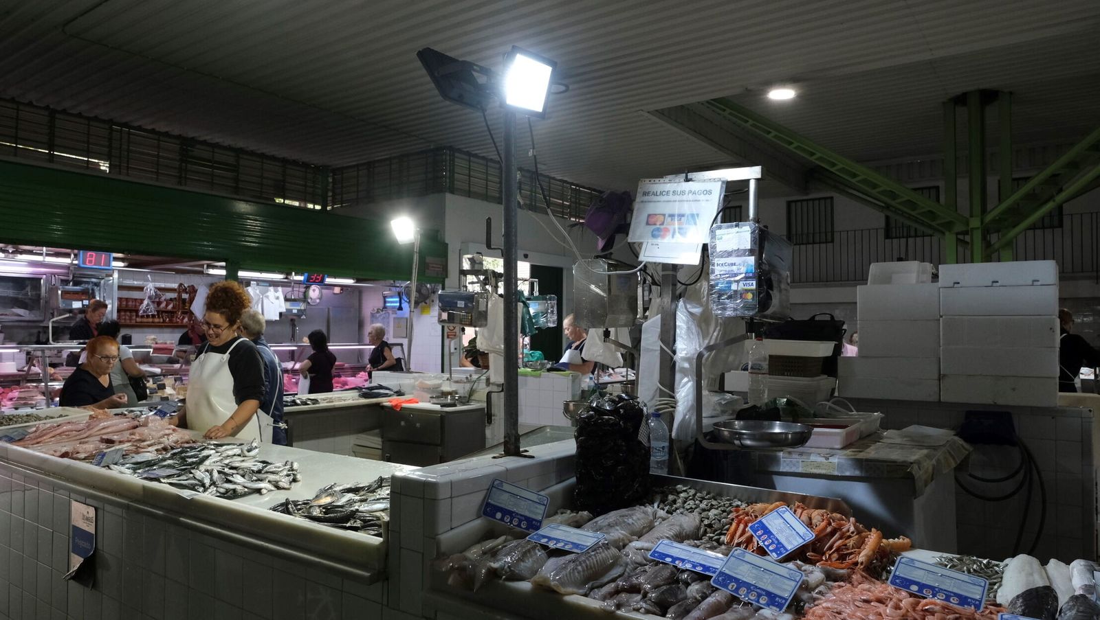 Los vendedores proyectores instalados por ellos para iluminar sus puestos