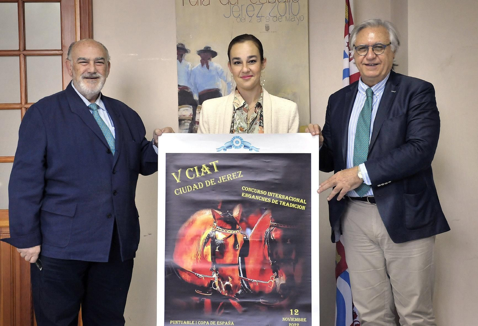 Antonio Gutiérrez, Flora Gutiérrez y Francisco Camas, con el cartel anunciador del Concurso Internacional de Enganches de Tradición.