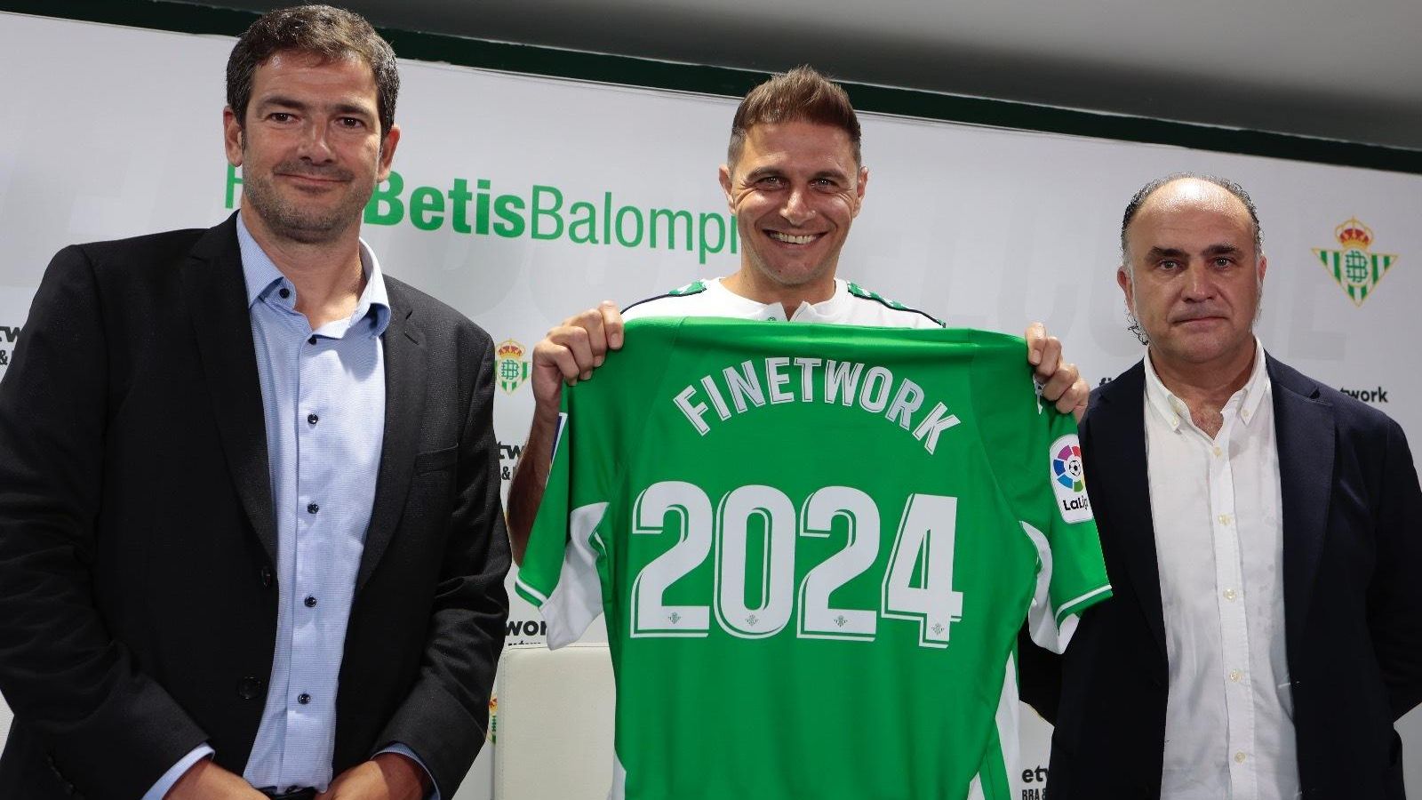 Joaquín posa entre Ramón Alarcón y Manuel Hernández.