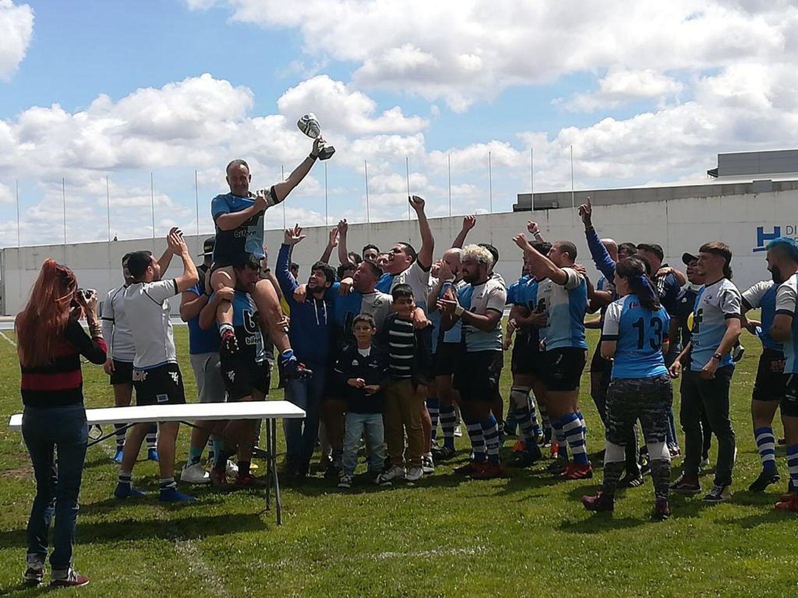 El Tartessos Huelva festeja a lo grande el título de campeón y el ascenso.