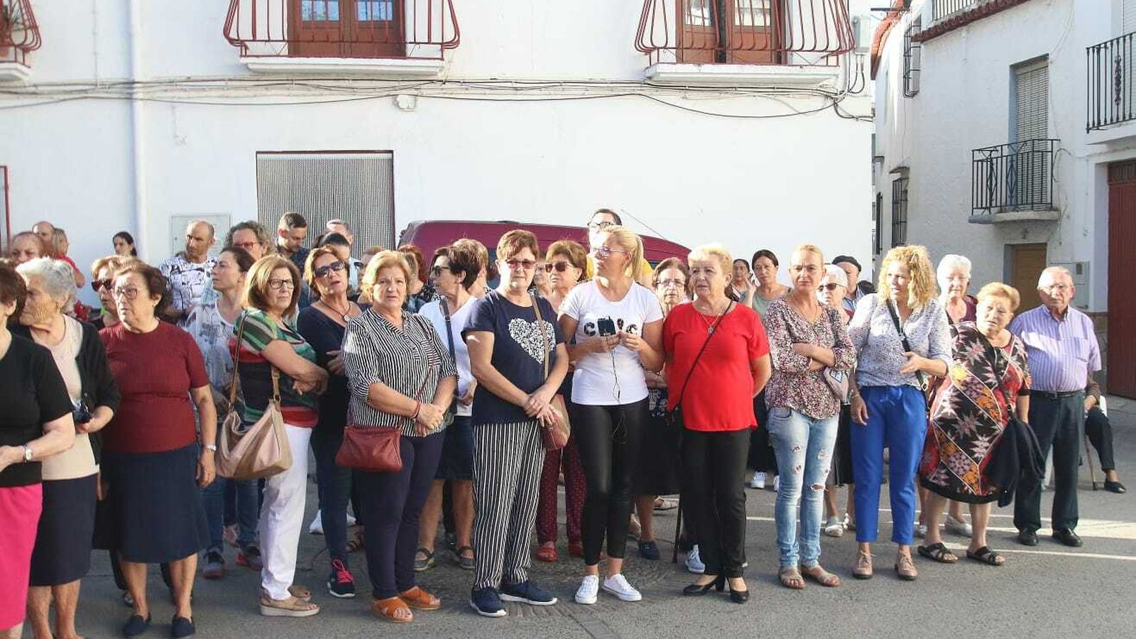 Los vecinos de Alcolea se han concentrado esta mañana en la plaza del Ayuntamiento