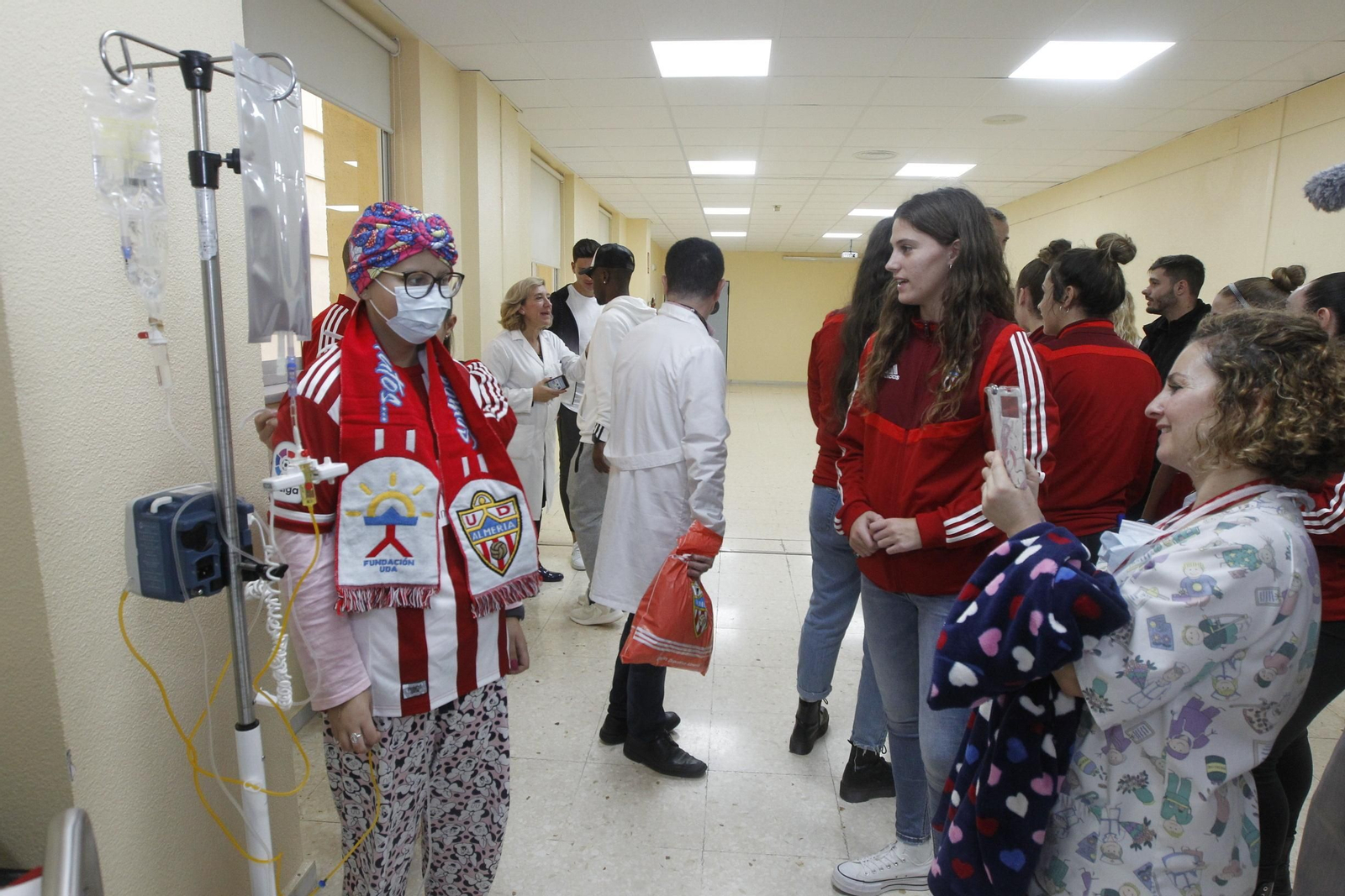 Fotogalería visita jugadores U.D. Almería Hospital Torrecárdenas