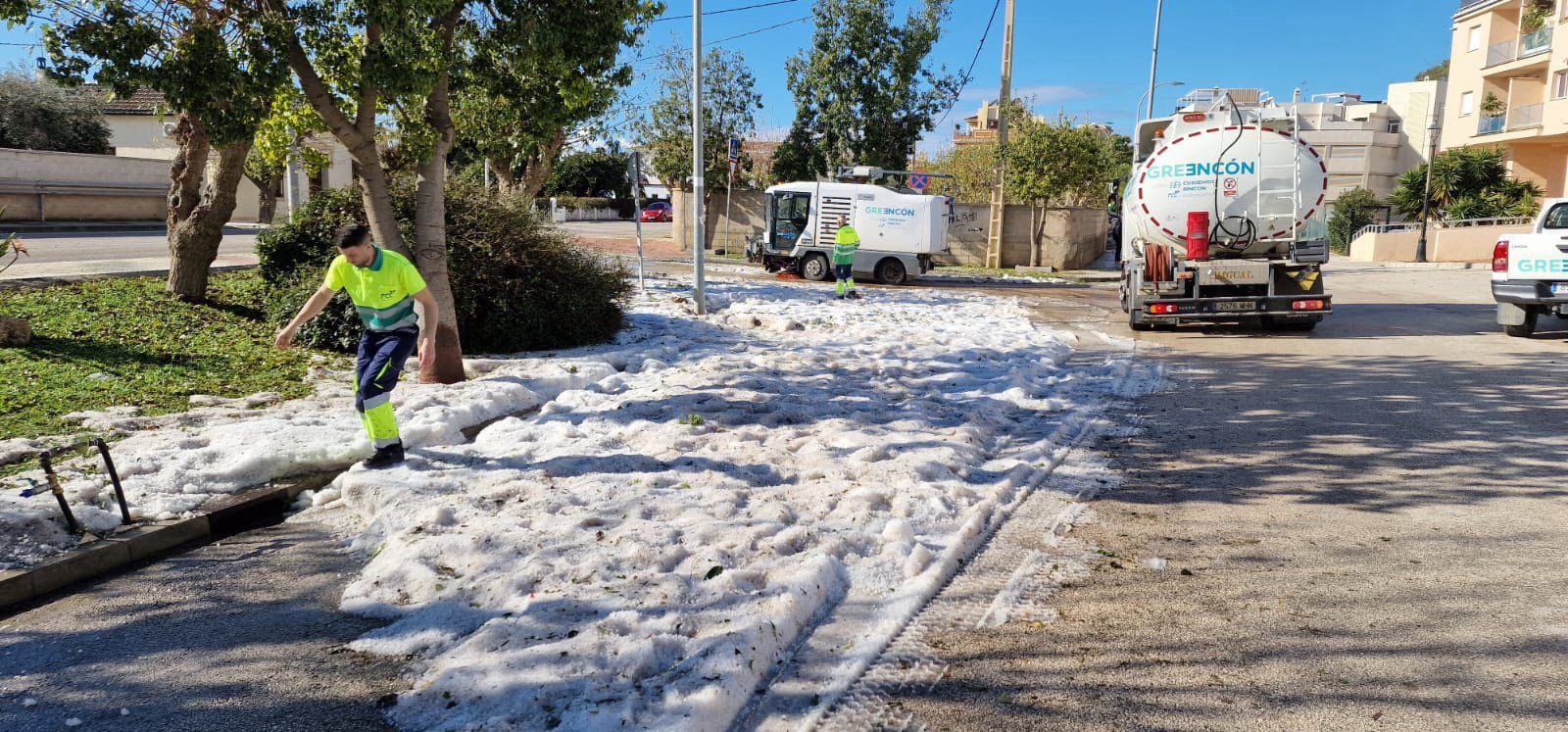 Imagen de los servicios municipales de limpieza trabajando en Rincón de la Victoria tras la granizada