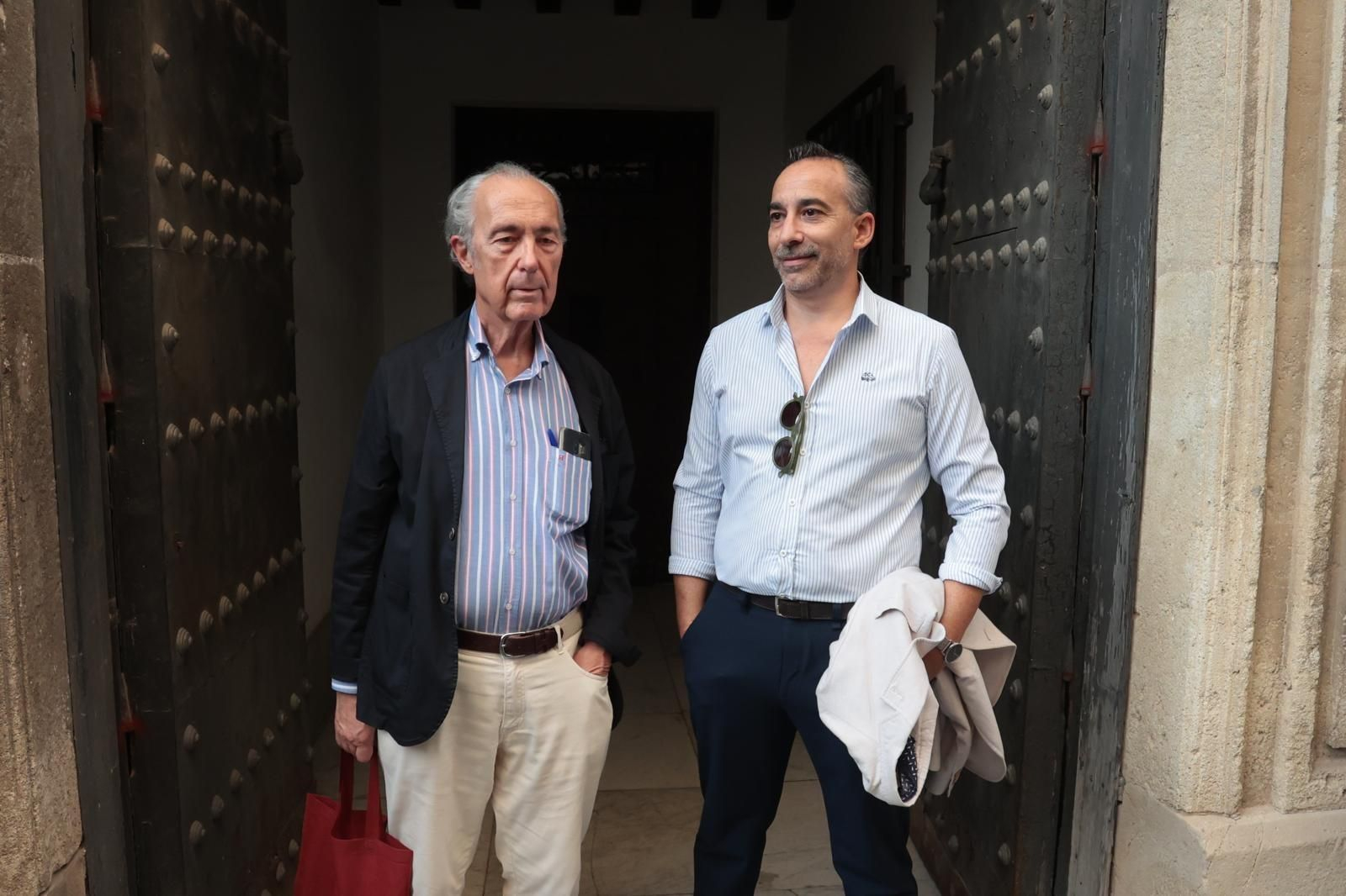 Luis Alberto de Cuenca, junto a su presentador, el editor y librero Adrián Otero. Luis Alberto de Cuenca, junto a su presentador, el editor y librero Adrián Otero.