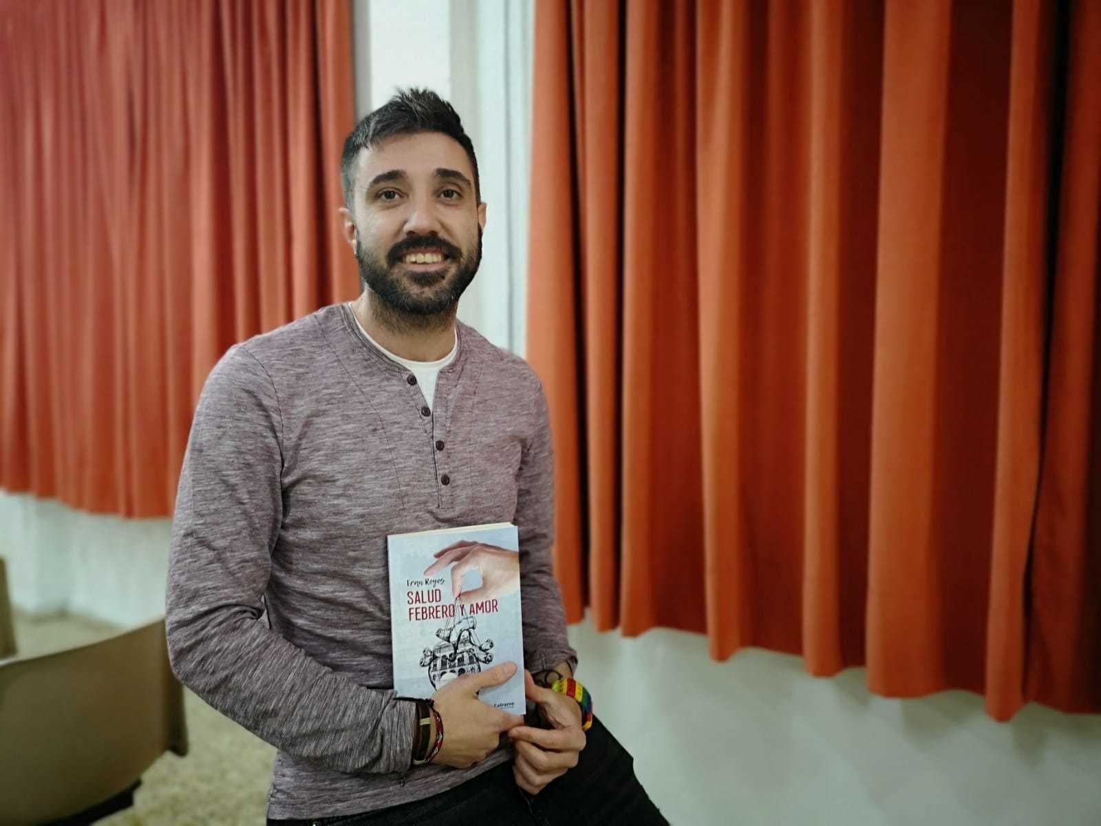 Fran Reyes, con un ejemplar de su novela 'Salud, Febrero y amor'.