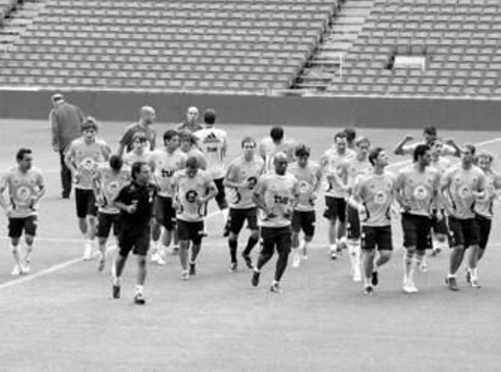 La selección, entrenando ayer en el césped del Parken de Copenhague.