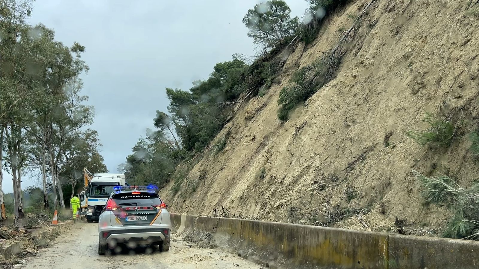 Así son los trabajos para recuperar la carretera de Benamahoma tras los desprendimientos
