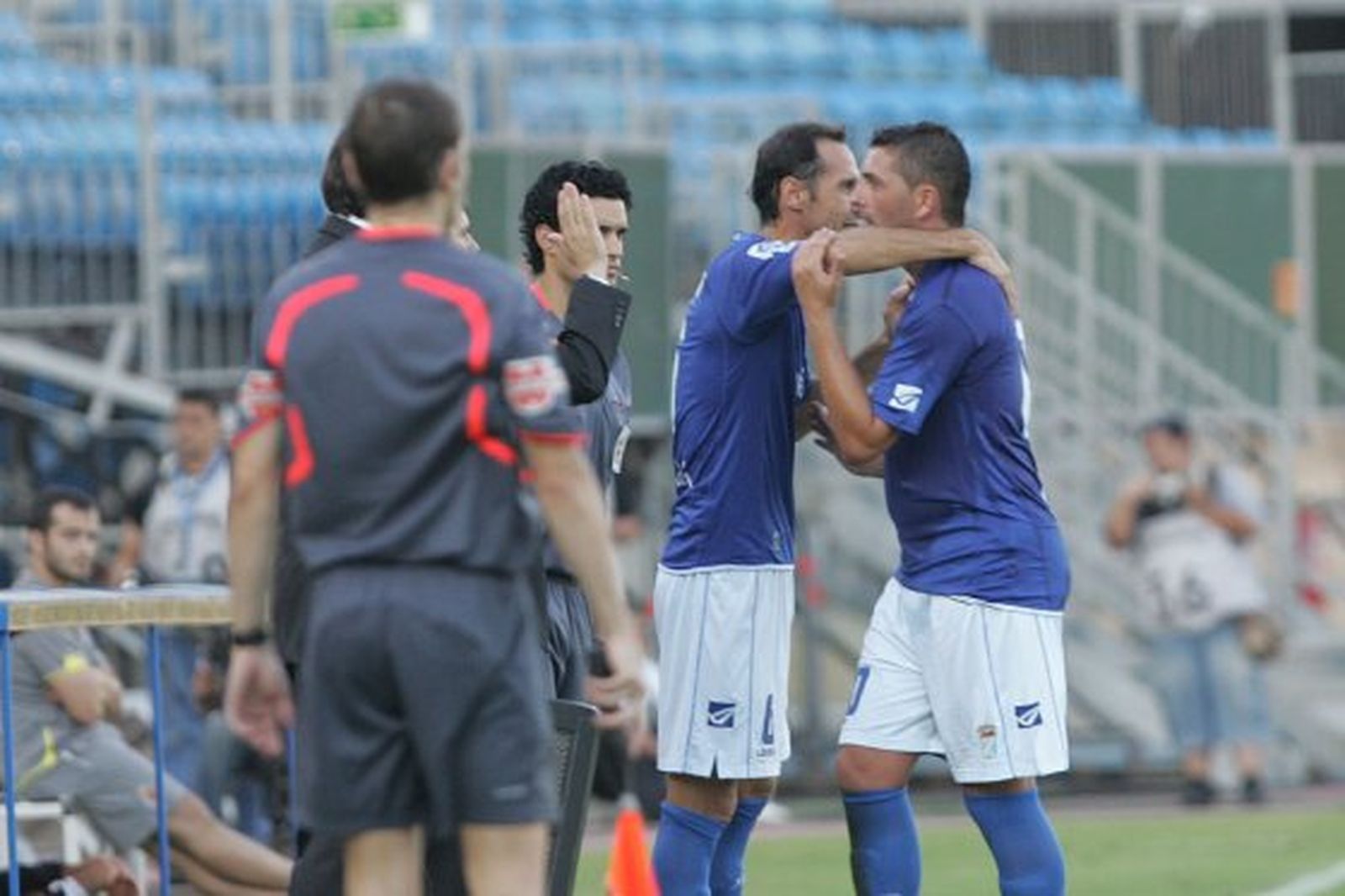 Viqueira se abraza con Moreno en el momento del cambio.  Foto: Pascual