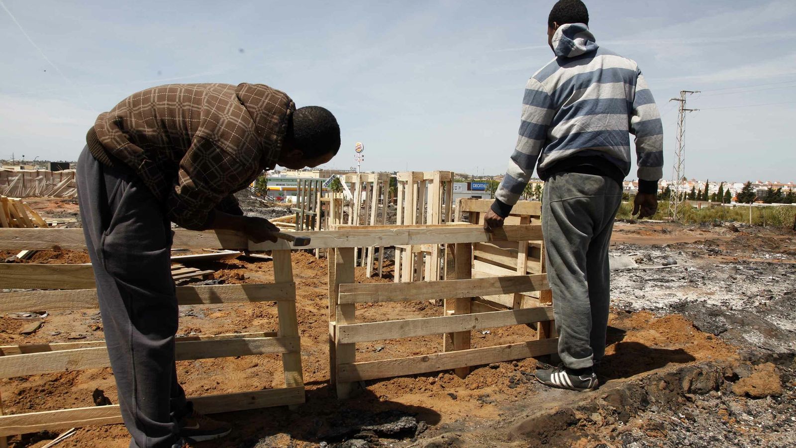 Trabajos de reconstrucción en el poblado afectado por el fuego.