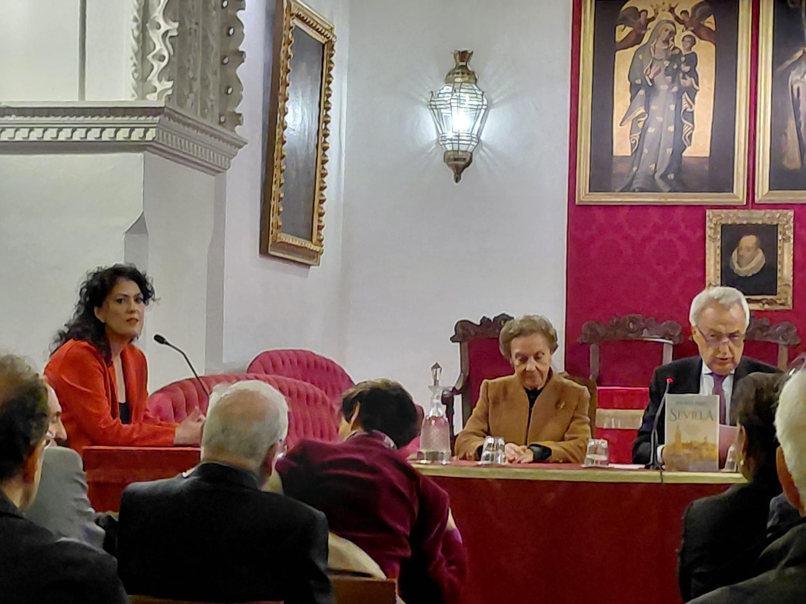 Eva Díaz Pérez, acompañada por Pilar León-Castro y Pablo Gutiérrez-Alviz, en la Real Academia de Buenas Letras.