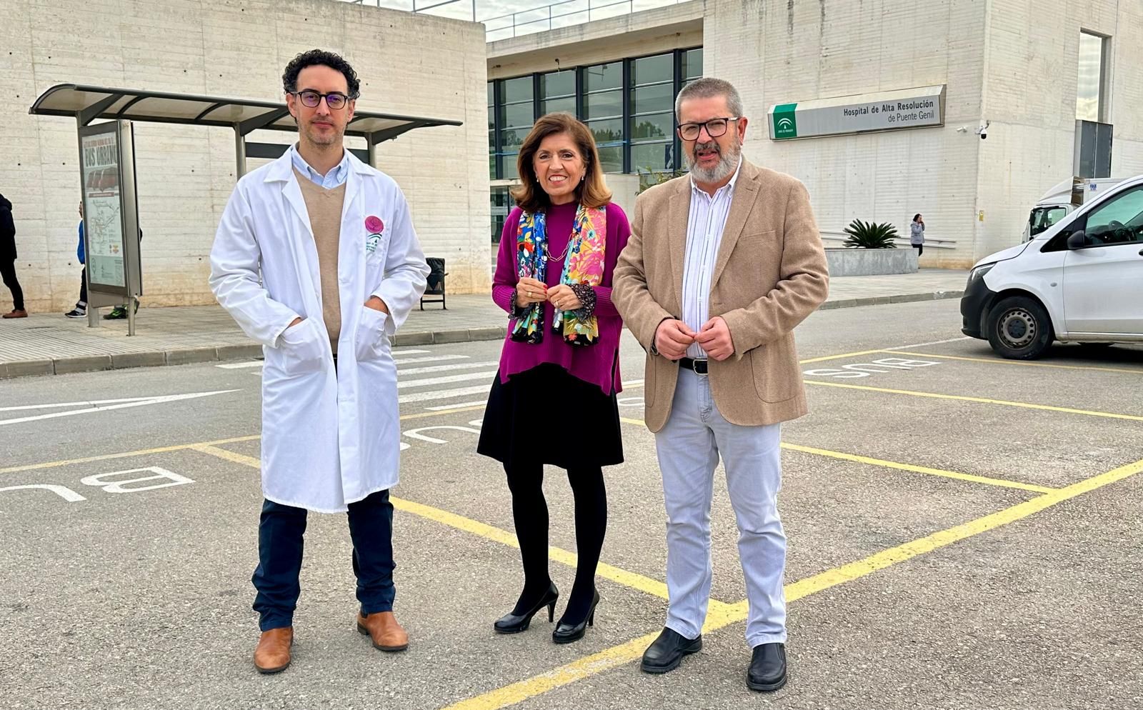 Botella (centro), delante del Hospital de Puente Genil, con el alcalde y el gerente del Área Sanitaria Sur.