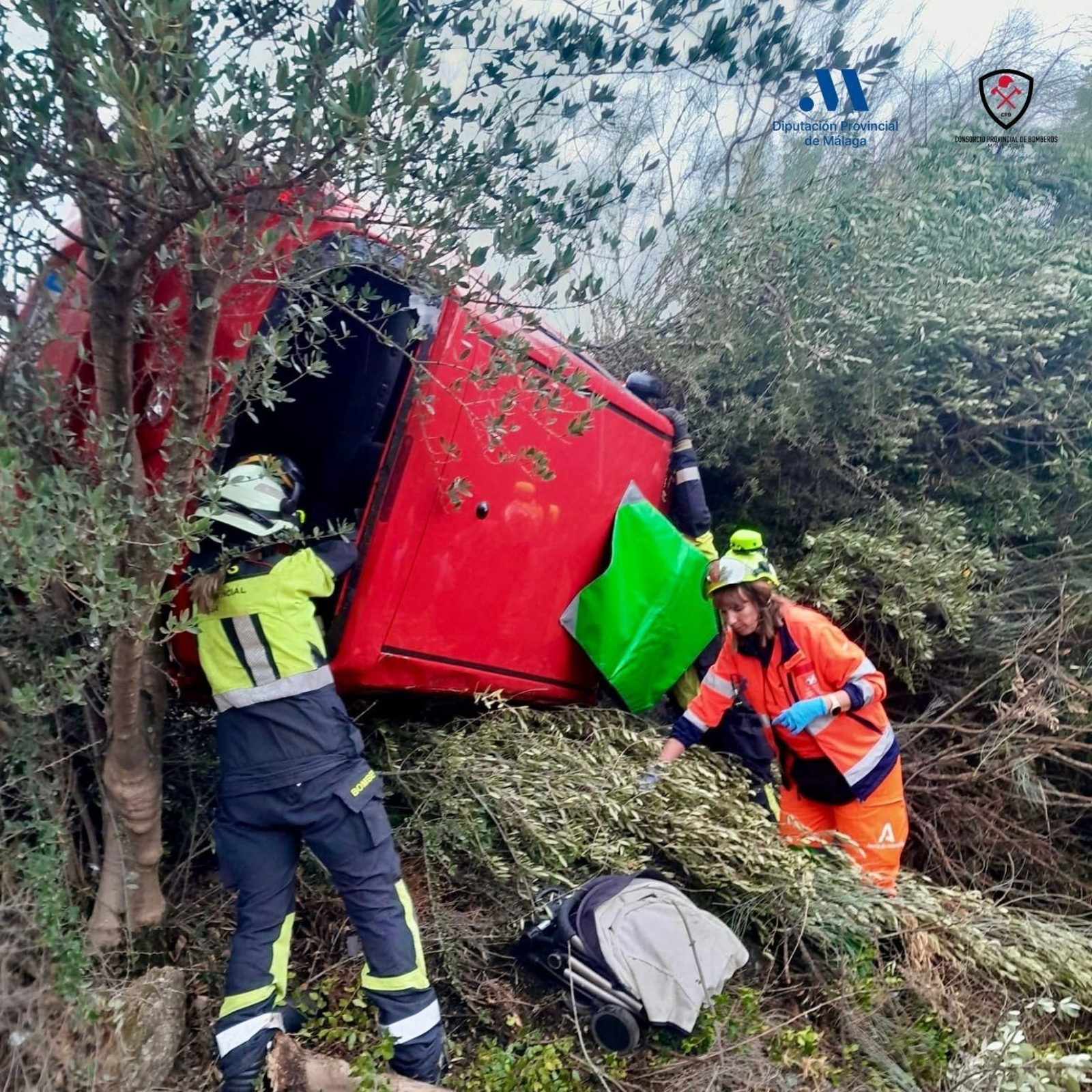 Equipos de rescate trabajando en el lugar del siniestro. Equipos de rescate trabajando en el lugar del siniestro.
