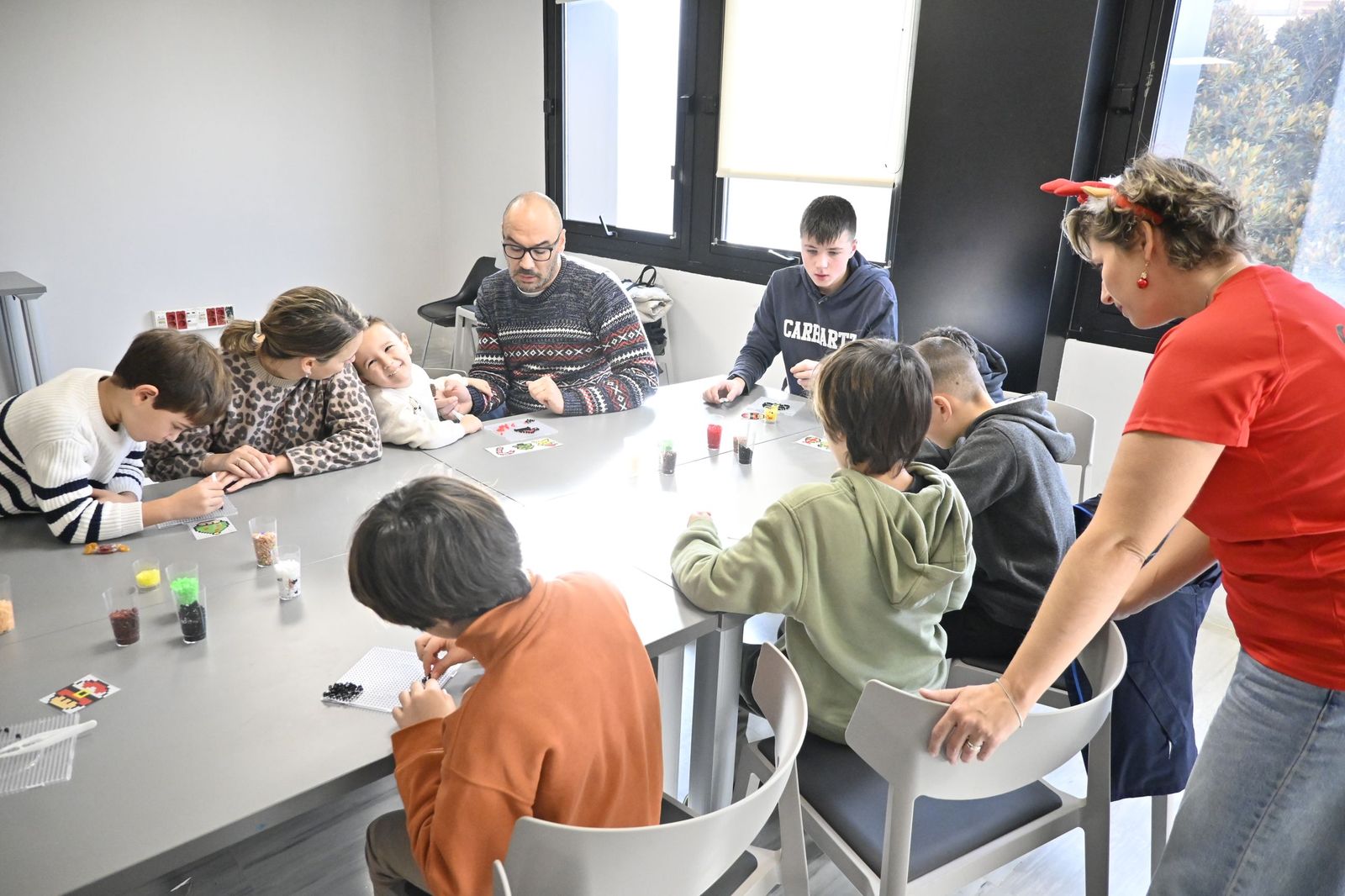 Las fotografías el taller que ofrece la Fundación Cajasol más espectáculo variado con Triky Trake