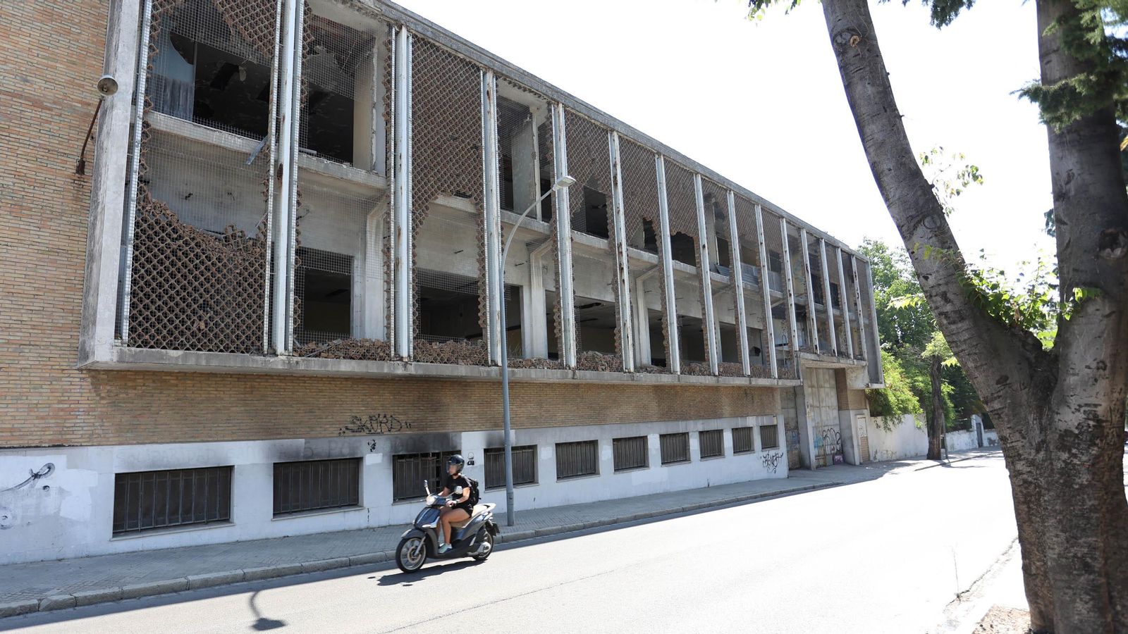 Exterior del edificio, desde el que los jóvenes tiran objetos.