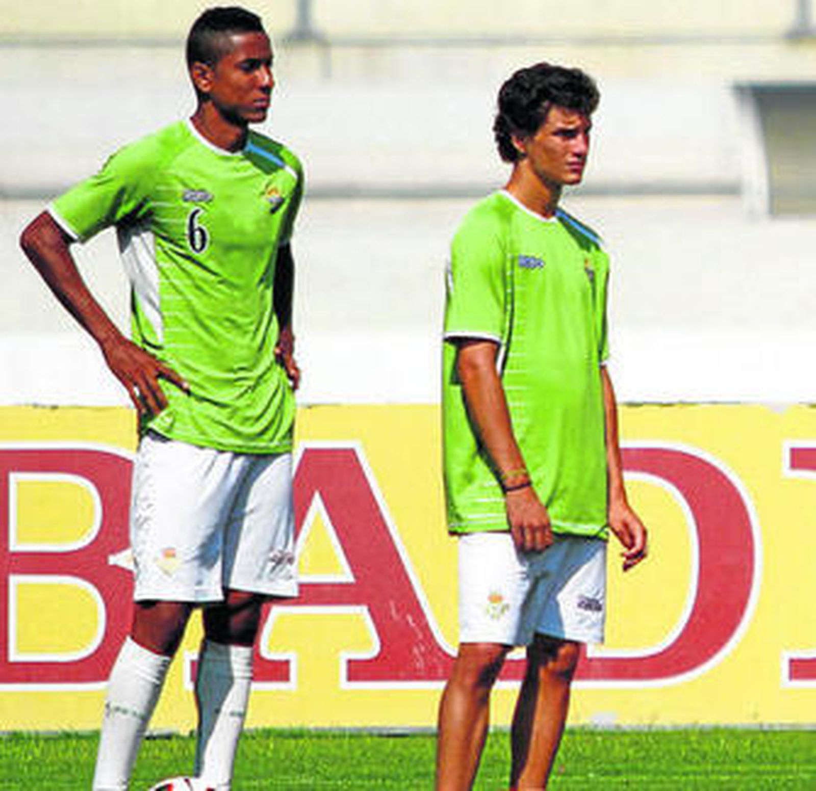 Manu Palancar (derecha), en un entrenamiento con el primer equipo bético.
