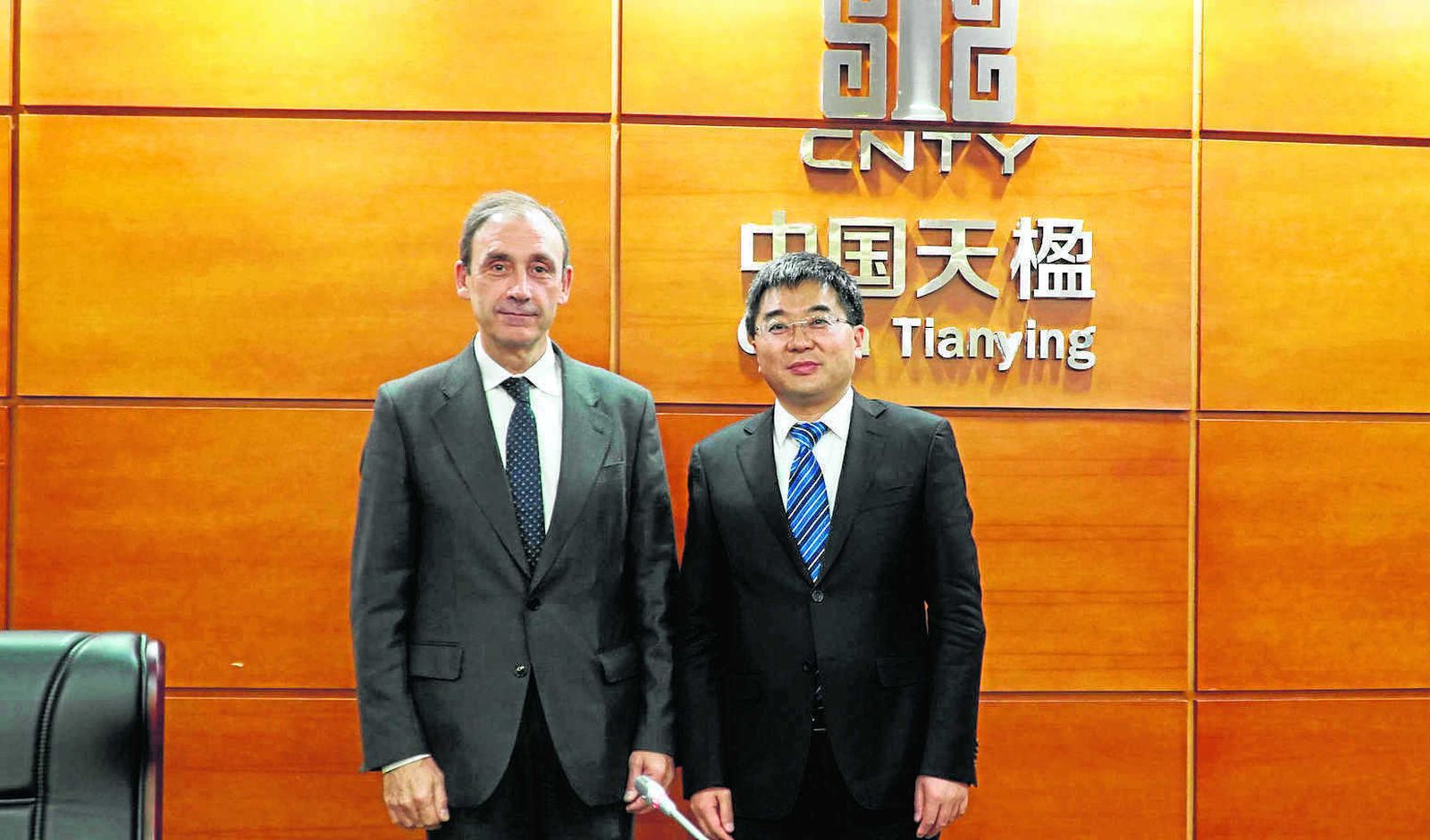 José María López Piñols, consejero delegado de Urbaser, y Yan Shengjun, presidente de China Tianying (CNTY) y ahora también de Urbaser.