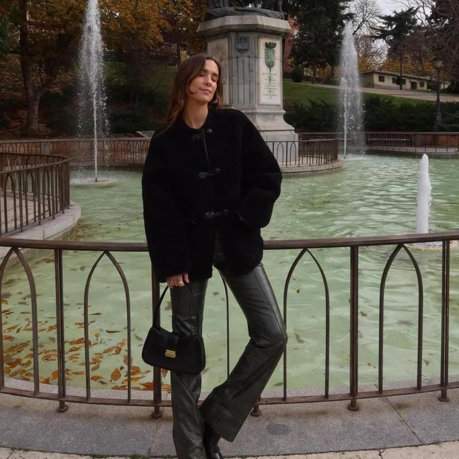 Los pantalones en efecto piel de Mango con efecto tipazo que llevarás con botines en tus looks de Navidad.