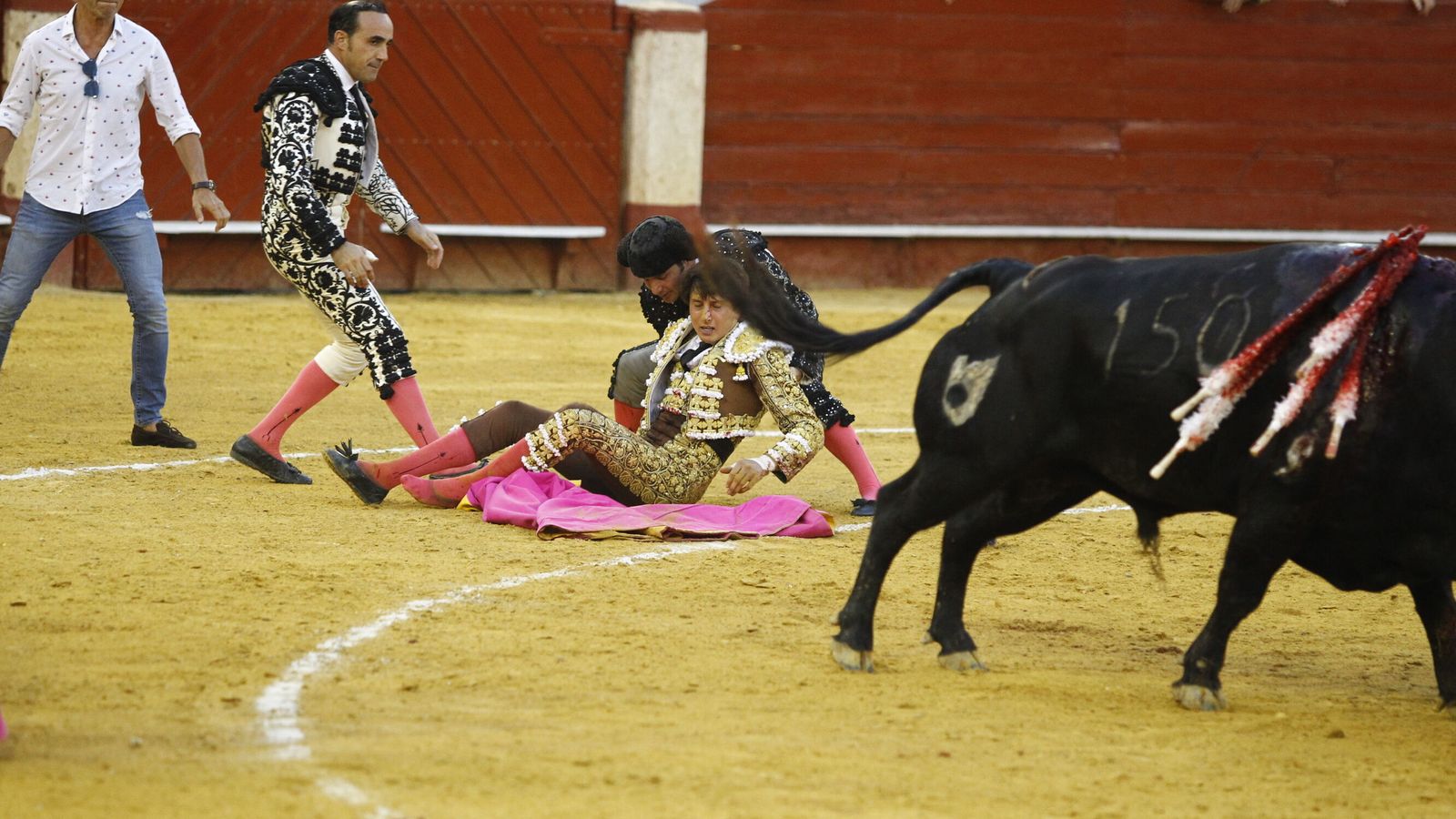 Roca Rey sufrió una aparatosa voltereta en el cuarto.