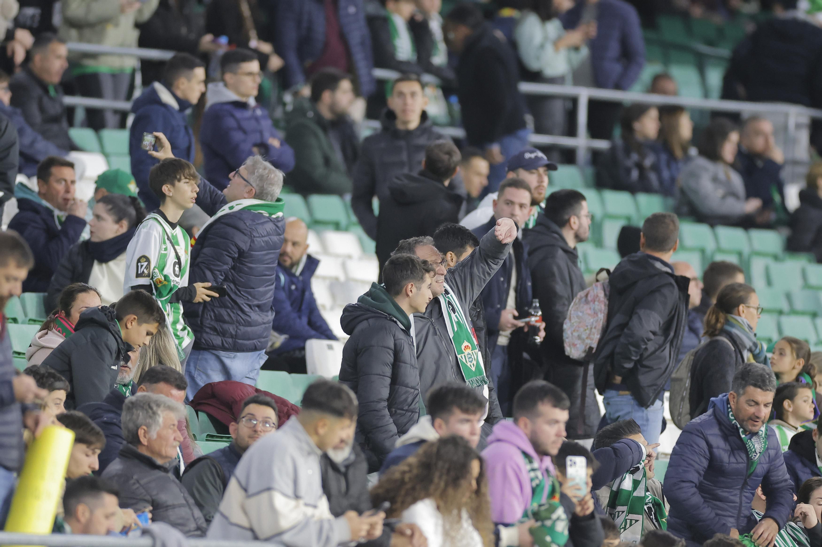 Búscate en las fotos del Betis-Girona