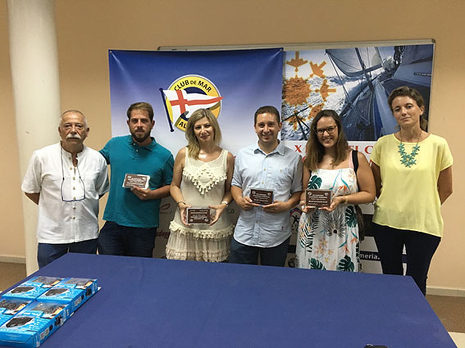 Los ganadores del Concurso de Fotografía Submarina con sus premios en el Club de Mar.