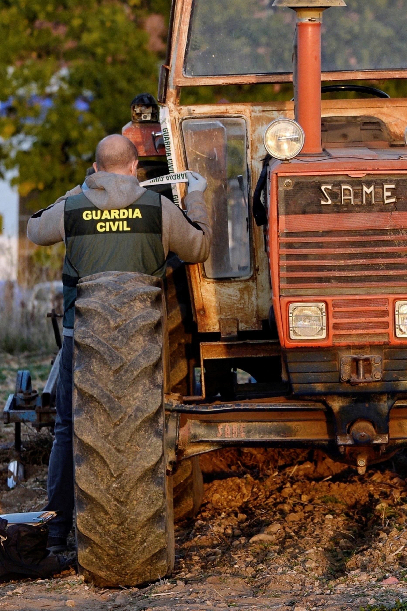 Muere un hombre en Sevilla después de que se volcara el tractor con remolque