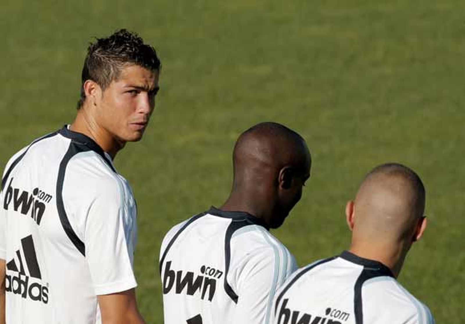 Fría Irlanda y paparazzi reciben a Cristiano Ronaldo