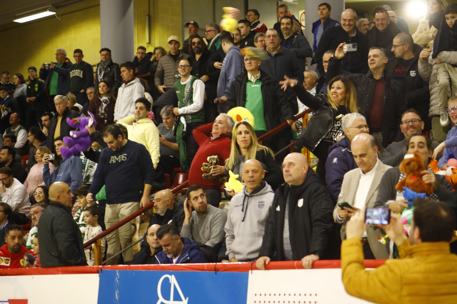 Las mejores fotos de un Córdoba Futsal - Valdepeñas con marcado carácter solidario