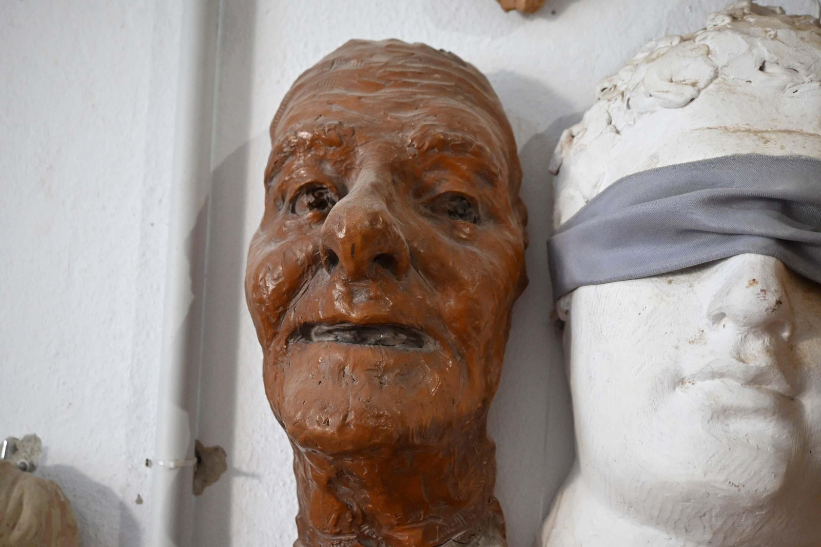 Así es el taller del escultor Abraham Ceada, en imágenes