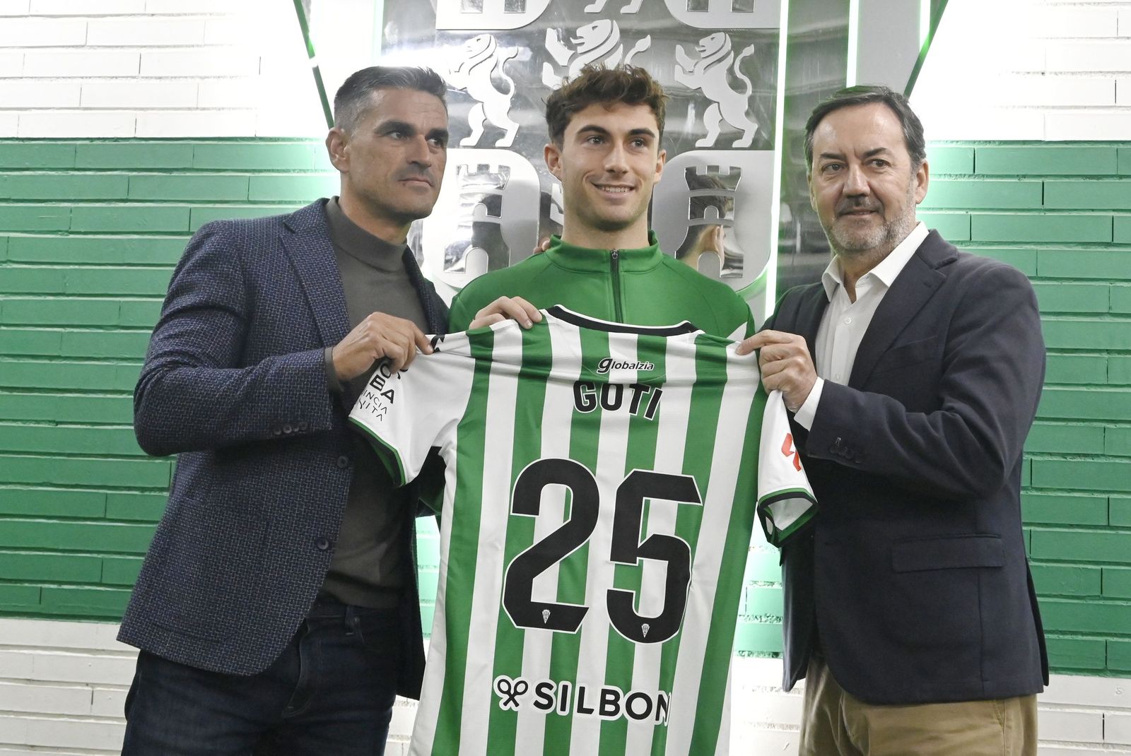 Las fotos de la presentación de Mikel Goti como jugador del Córdoba CF