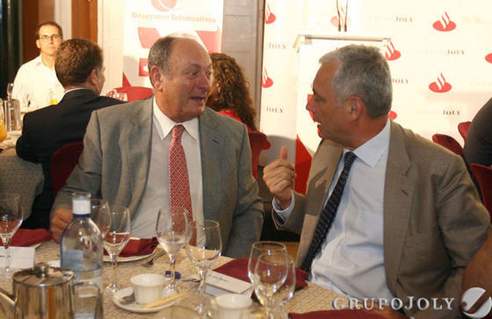 Rafael Martínez Cañavate, director de Refinería La Rábida Cepsa, conversa con Íñigo Barahona, presidente de Bio Oils Huelva.

Foto: Josué Correa / Mamen Pérez