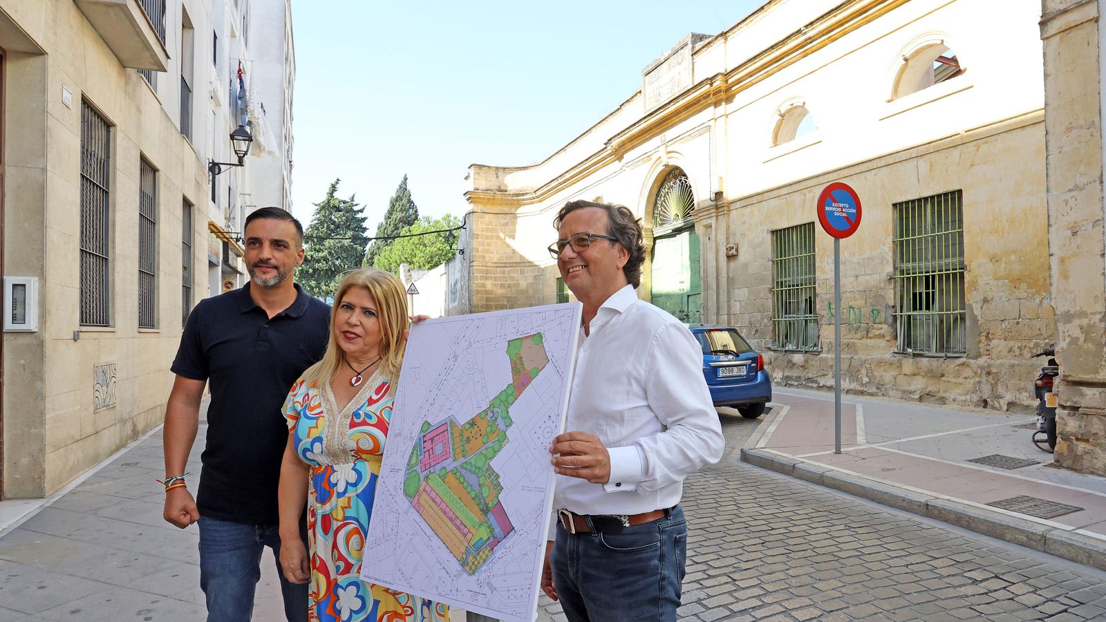 La alcaldesa y el delegado de Urbanismo, junto a un técnico municipal, mostrando un boceto de la propuesta para la bodega de la calle Cristal