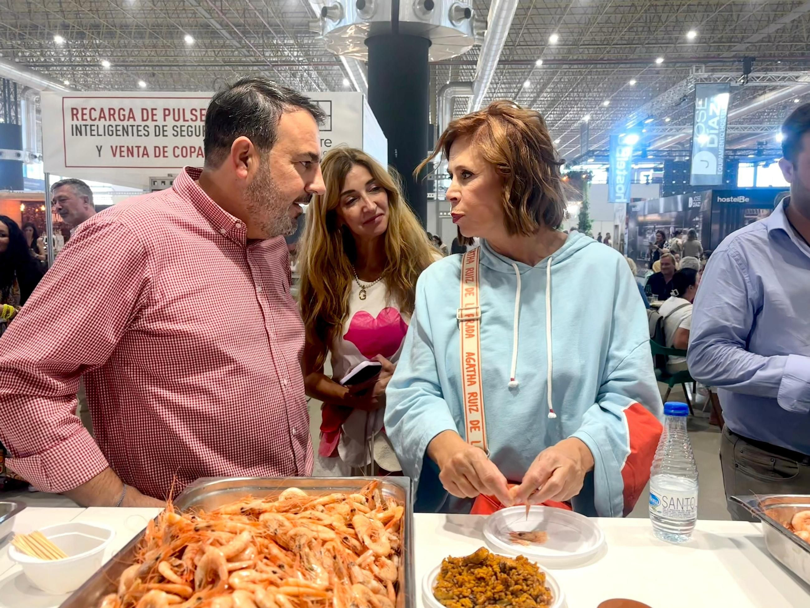Ágatha Ruíz de la Prada prueba la gamba blanca de Carboneras y Pedro Hernández le habla sobre la flota.