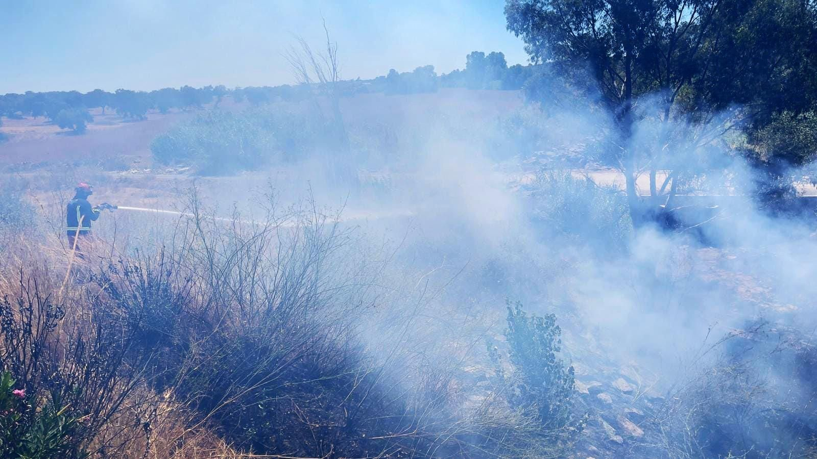 Un bombero del Consorcio durante las labores de extinción