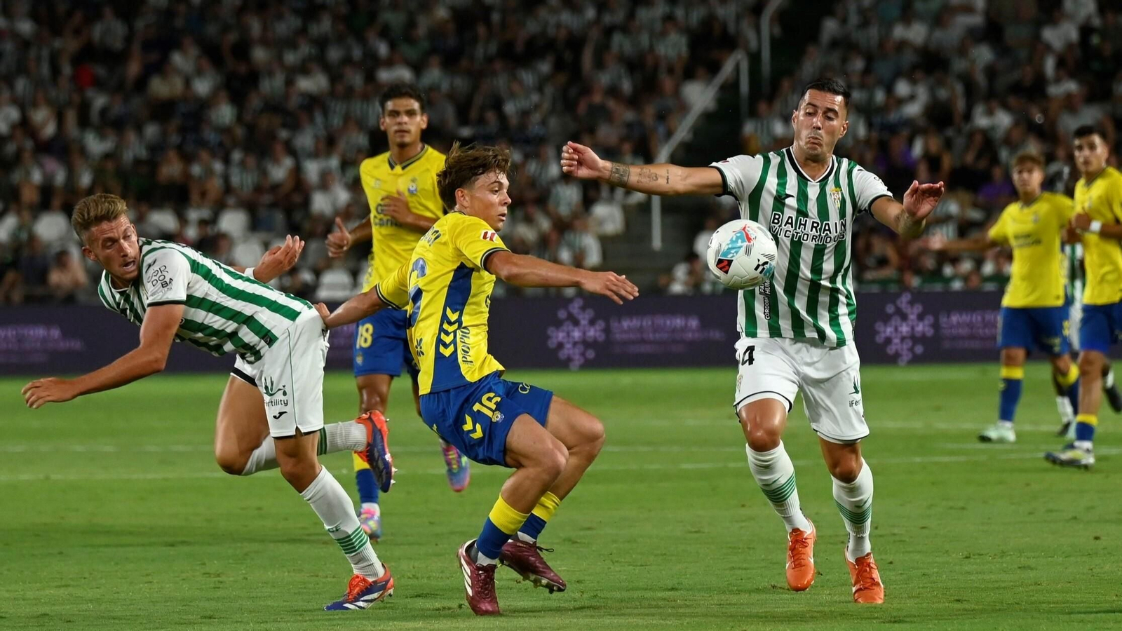 Sergi Guardiola pelea por el balón en el Córdoba CF - Las Palmas.