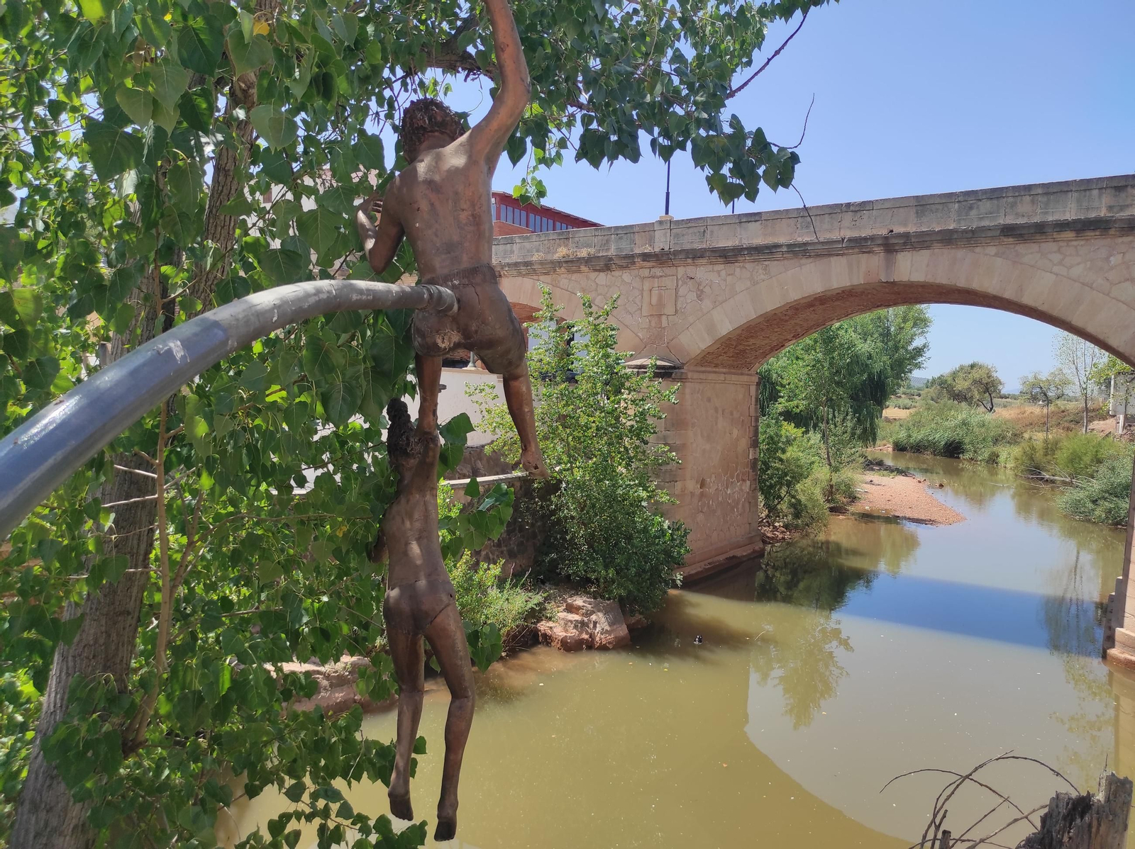 Disfruta de un paseo a orillas del río Guadalimar lleno de arte y rincones únicos.