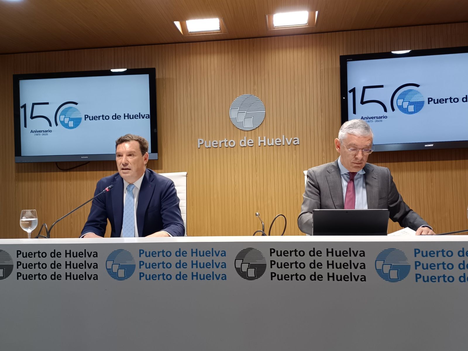 El presidente del Puerto de Huelva, Alberto Santana, y el director del Puerto, Ignacio Álvarez-Ossorio.