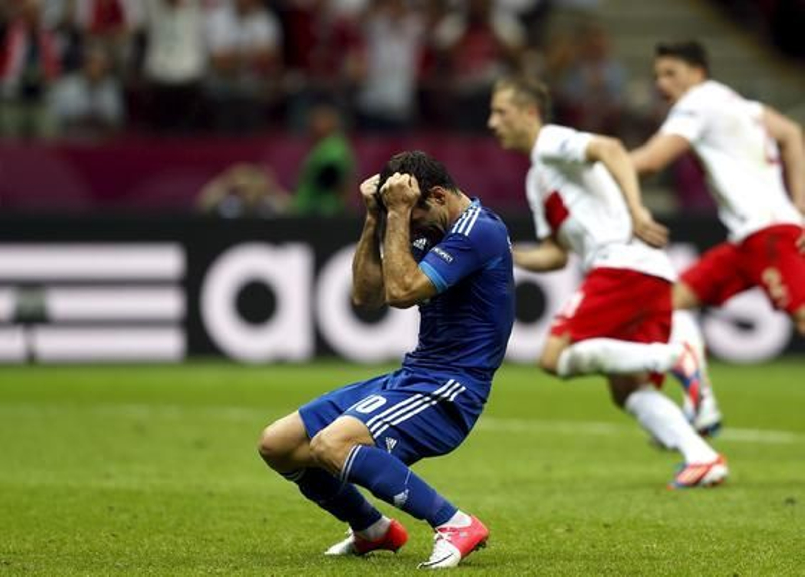 Polonia y Grecia empatan 1-1 en un interesante partido inaugural con dos expulsados, polémica y un penalti fallado.

Foto: EFE