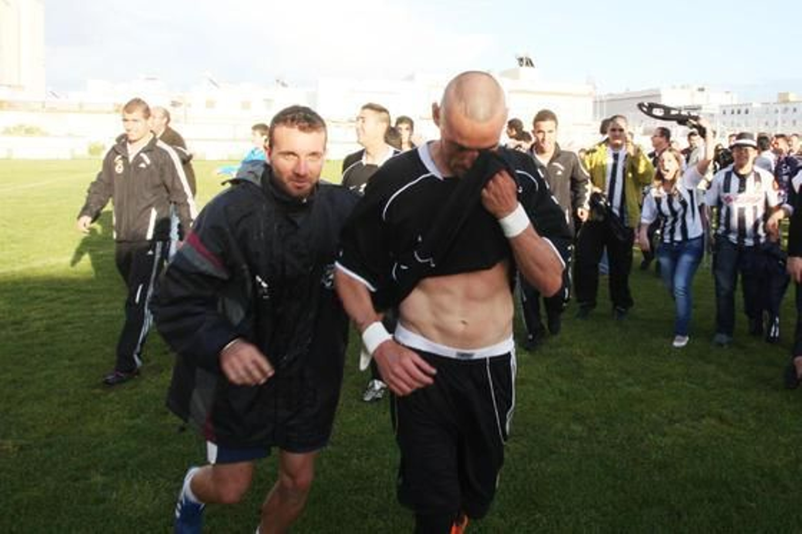 Los linenses empatan sin goles en Puerto Real y celebran el título de campeón de Liga.

Foto: Paco Guerrero