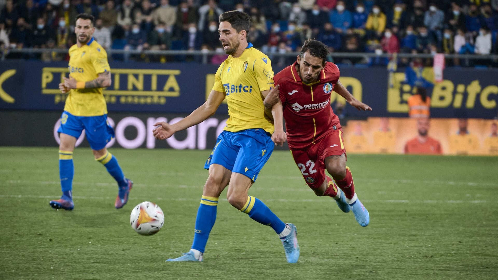 Partido de fútbol entre el Cádiz CF y el Getafe CF.