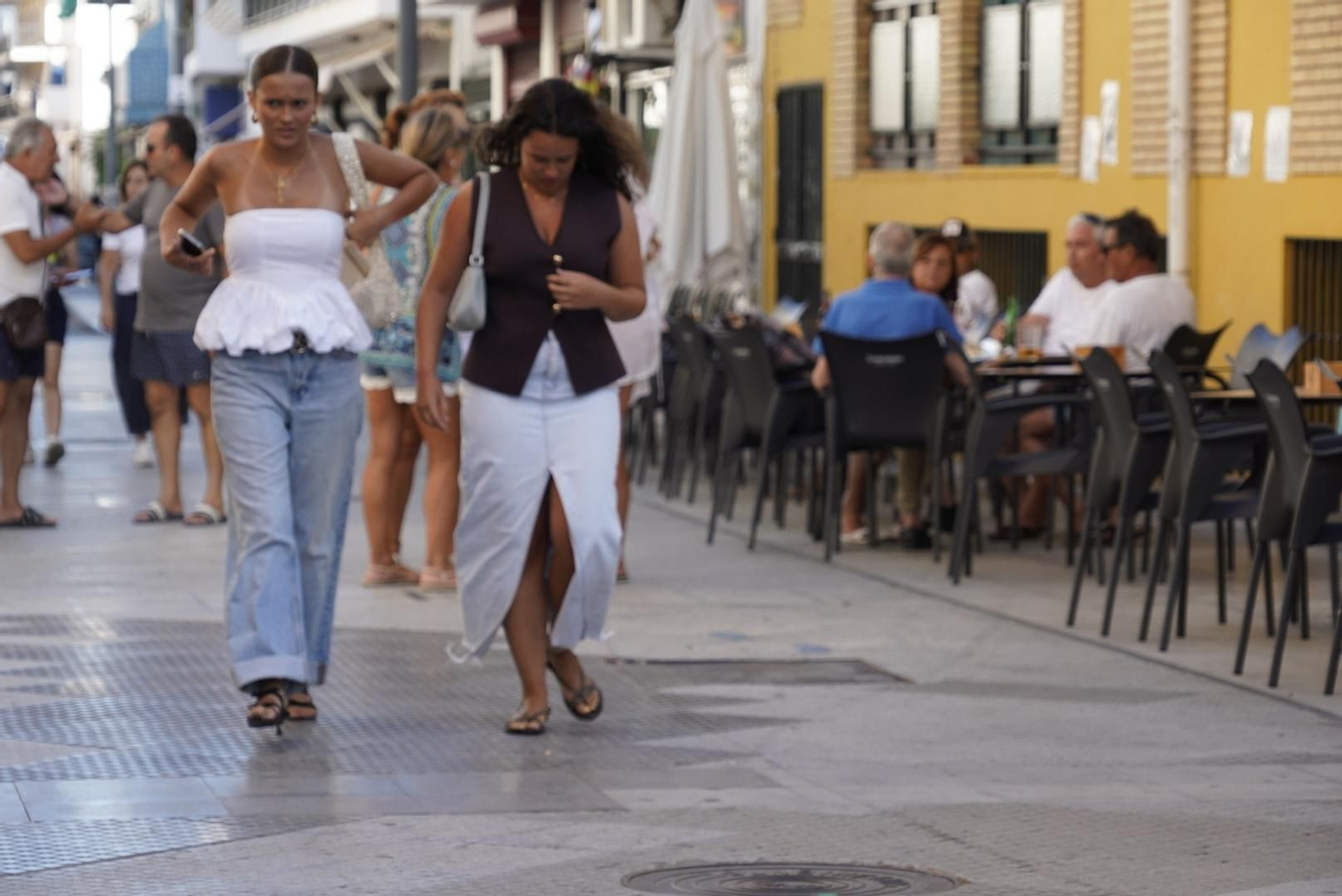 La Calle Ancha de Punta Umbría, una tarde de verano con el sol cayendo