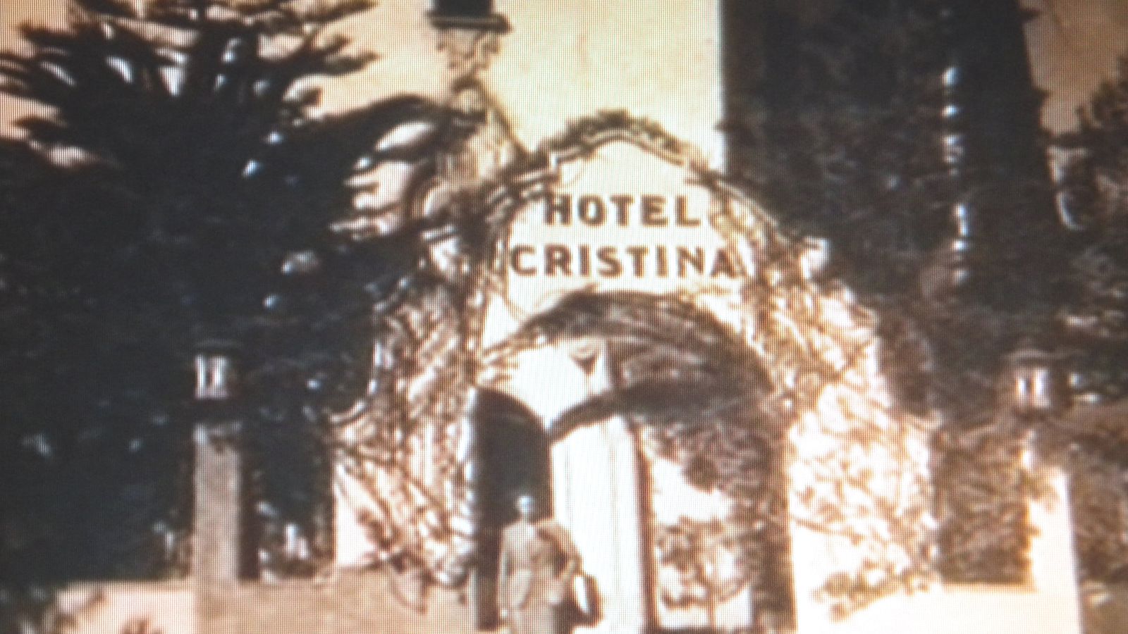 Conchita Ramogino en la entrada del Hotel Cristina durante su misión secreta de abril de 1942