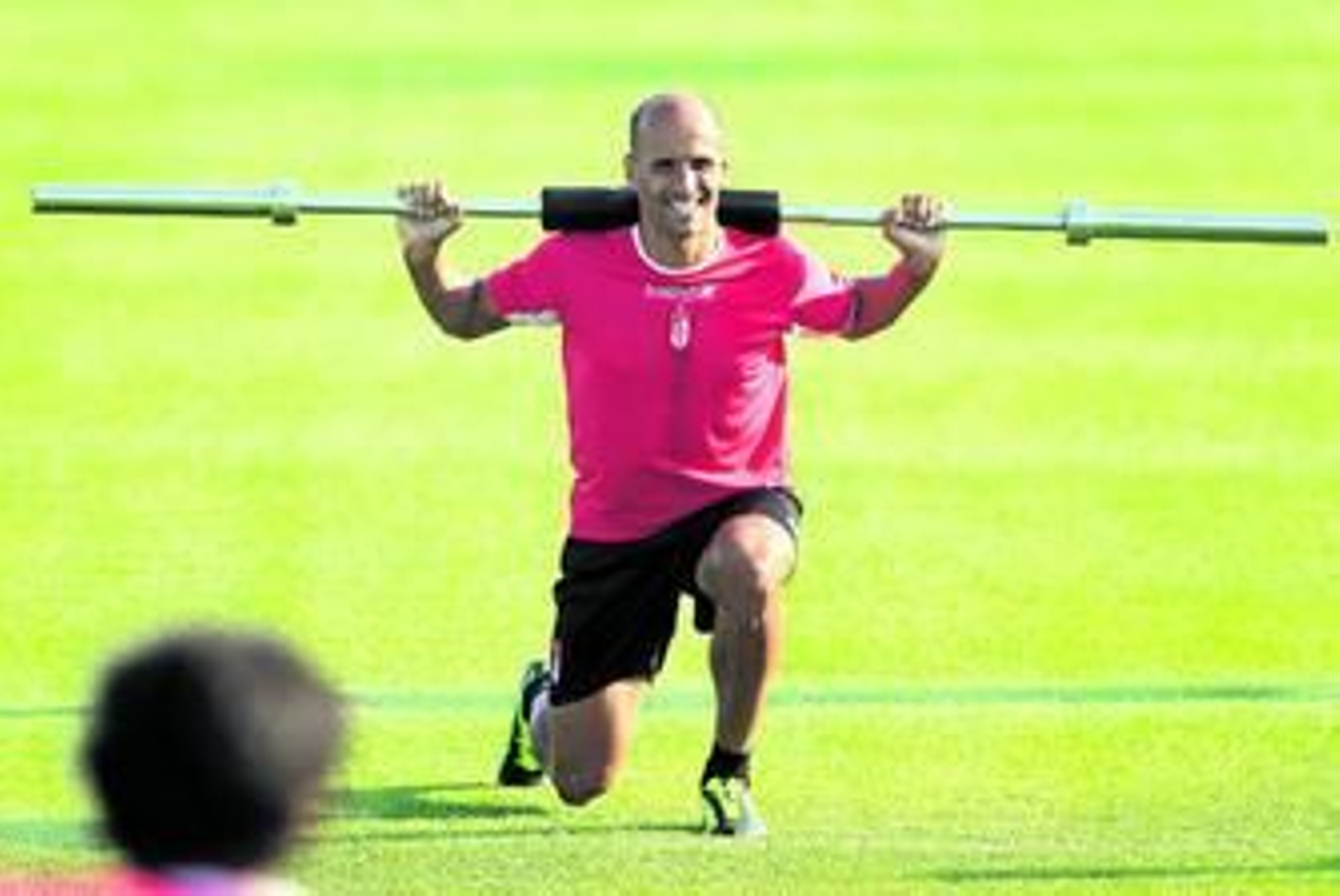 Mikel Rico realiza un ejercicio de fuerza durante uno de los entrenamientos esta pretemporada con el Granada CF en la Ciudad Deportiva de Armilla.