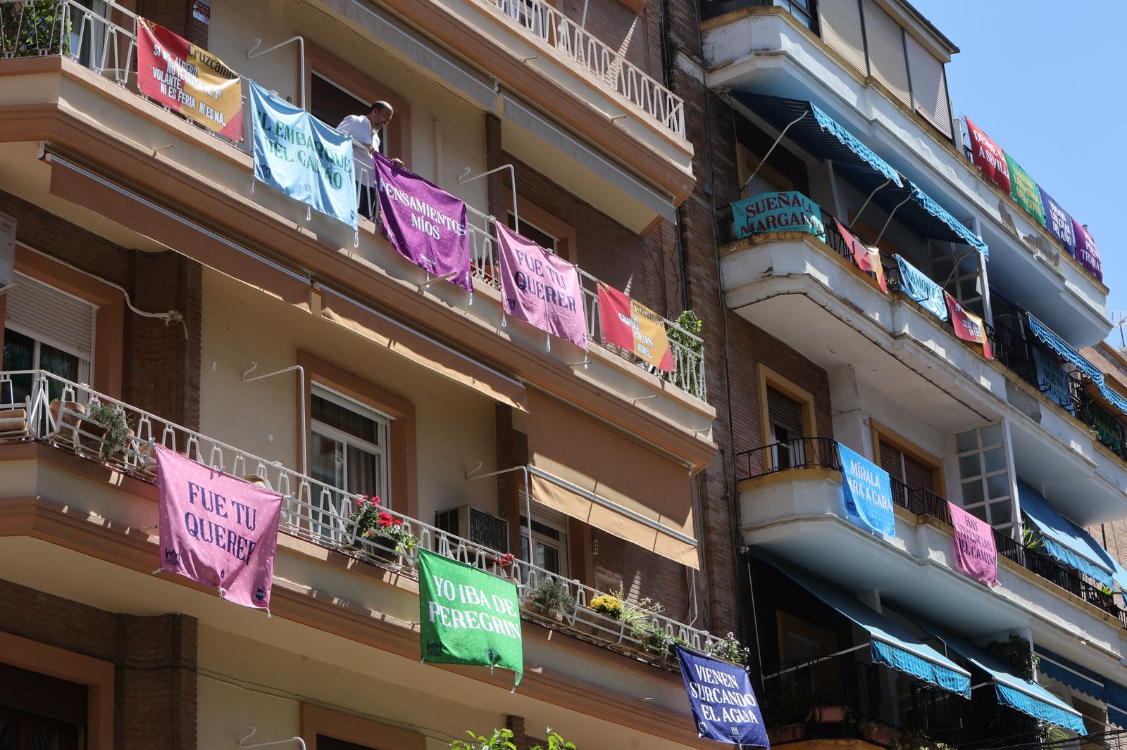 Banderolas y colgaduras en los balcones de Los Remedios