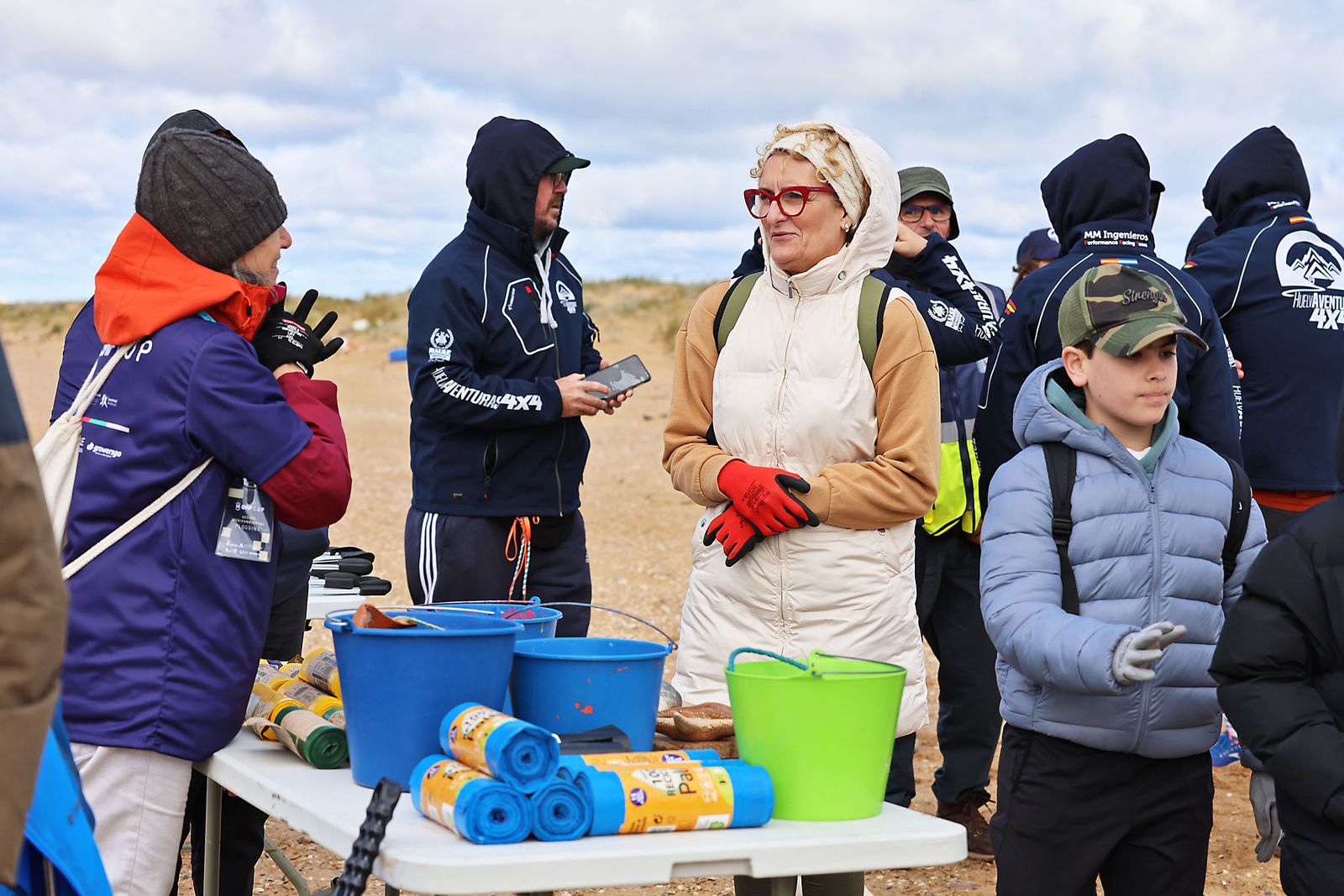 Imágenes de la Acción medioambiental de limpieza en la playa del Espigón, organizada por Gañafote Cup