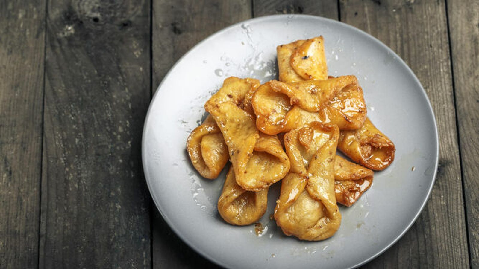 Un rico plato de pestiños.